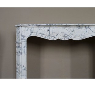 Caminetto barocco antico Pompadour Plat in marmo bianco venato Calacatta Verde 2