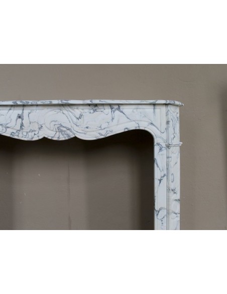 Caminetto barocco antico Pompadour Plat in marmo bianco venato Calacatta Verde