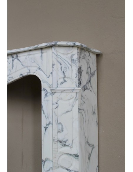 Caminetto barocco antico Pompadour Plat in marmo bianco venato Calacatta Verde