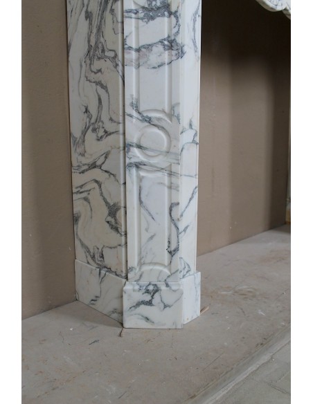 Caminetto barocco antico Pompadour Plat in marmo bianco venato Calacatta Verde