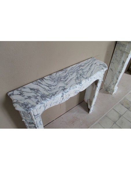 Caminetto barocco antico Pompadour Plat in marmo bianco venato Calacatta Verde