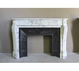 Camino antico neoclassico "Ramo d'ulivo" scolpito in marmo Bianco venato Arabescato provvisto di controcuore in ghisa d'arte.