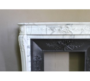Camino antico neoclassico "Ramo d'ulivo" scolpito in marmo Bianco venato Arabescato provvisto di controcuore in ghisa d'arte. 2