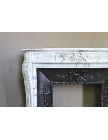 Camino antico neoclassico "Ramo d'ulivo" scolpito in marmo Bianco venato Arabescato provvisto di controcuore in ghisa d'arte.