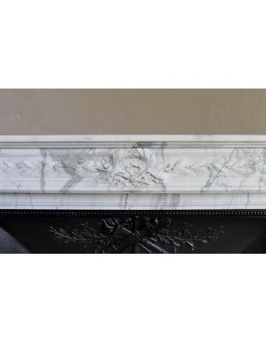 Camino antico neoclassico "Ramo d'ulivo" scolpito in marmo Bianco venato Arabescato provvisto di controcuore in ghisa d'arte.