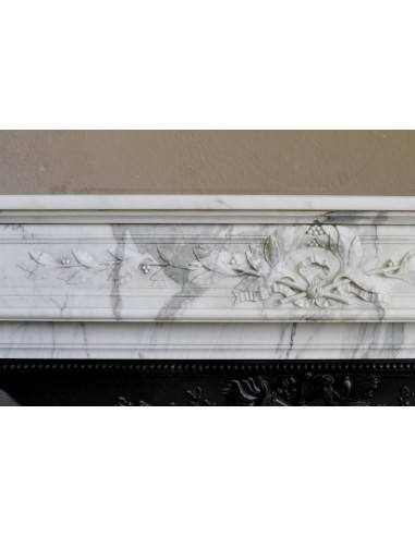Camino antico neoclassico "Ramo d'ulivo" scolpito in marmo Bianco venato Arabescato provvisto di controcuore in ghisa d'arte.
