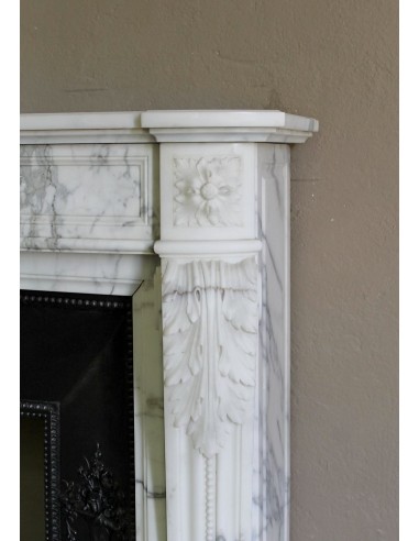 Camino antico neoclassico "Ramo d'ulivo" scolpito in marmo Bianco venato Arabescato provvisto di controcuore in ghisa d'arte.