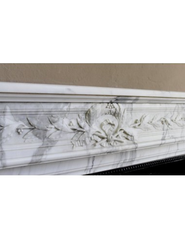 Camino antico neoclassico "Ramo d'ulivo" scolpito in marmo Bianco venato Arabescato provvisto di controcuore in ghisa d'arte.