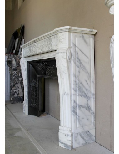 Camino antico neoclassico "Ramo d'ulivo" scolpito in marmo Bianco venato Arabescato provvisto di controcuore in ghisa d'arte.