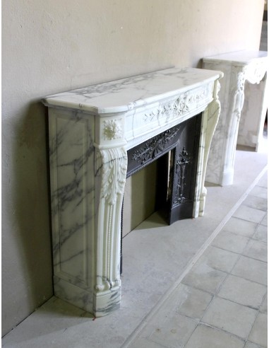 Camino antico neoclassico "Ramo d'ulivo" scolpito in marmo Bianco venato Arabescato provvisto di controcuore in ghisa d'arte.