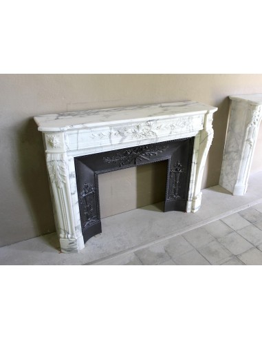 Camino antico neoclassico "Ramo d'ulivo" scolpito in marmo Bianco venato Arabescato provvisto di controcuore in ghisa d'arte.