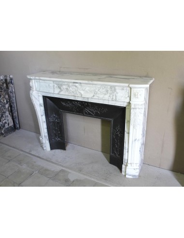 Camino antico neoclassico "Ramo d'ulivo" scolpito in marmo Bianco venato Arabescato provvisto di controcuore in ghisa d'arte.