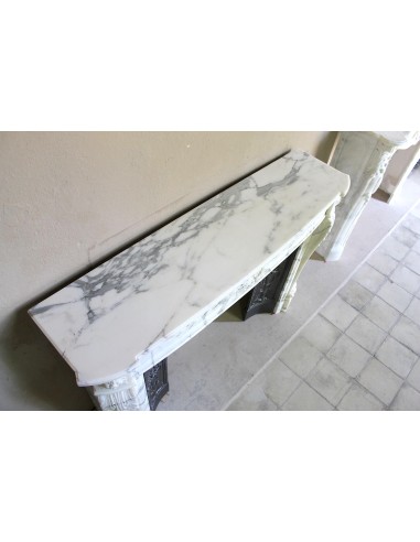 Camino antico neoclassico "Ramo d'ulivo" scolpito in marmo Bianco venato Arabescato provvisto di controcuore in ghisa d'arte.