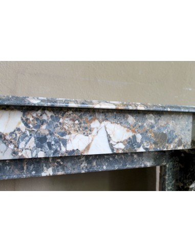 Camino antico "Palmettes" in piccola e graziosa misura, scolpito in marmo Nero Breccia dei Pirenei, con venature colorate.
