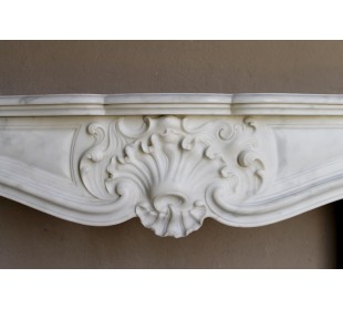 Elegantissimo camino barocco "Boucles de mer" scolpito in marmo bianco Calacatta Statuario, con leggerissime venature. 2