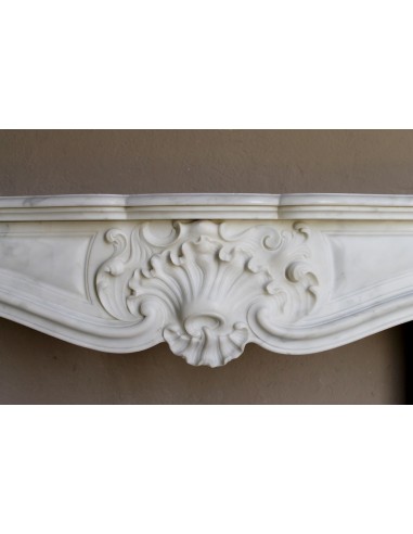 Elegantissimo camino barocco "Boucles de mer" scolpito in marmo bianco Calacatta Statuario, con leggerissime venature.