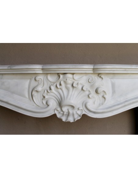 Elegantissimo camino barocco "Boucles de mer" scolpito in marmo bianco Calacatta Statuario, con leggerissime venature.