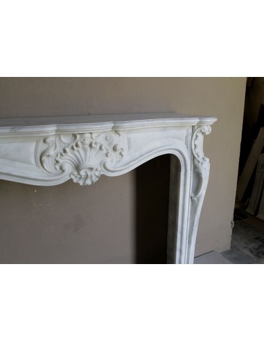 Elegantissimo camino barocco "Boucles de mer" scolpito in marmo bianco Calacatta Statuario, con leggerissime venature.