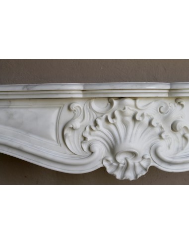 Elegantissimo camino barocco "Boucles de mer" scolpito in marmo bianco Calacatta Statuario, con leggerissime venature.