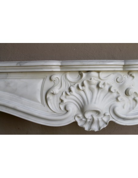 Elegantissimo camino barocco "Boucles de mer" scolpito in marmo bianco Calacatta Statuario, con leggerissime venature.