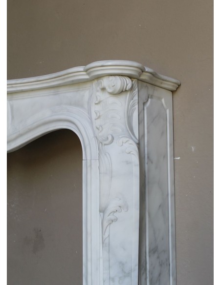 Elegantissimo camino barocco "Boucles de mer" scolpito in marmo bianco Calacatta Statuario, con leggerissime venature.