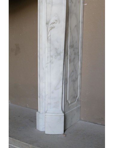 Elegantissimo camino barocco "Boucles de mer" scolpito in marmo bianco Calacatta Statuario, con leggerissime venature.
