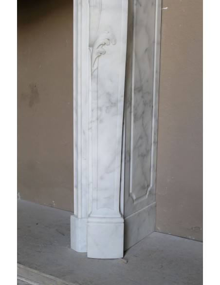 Elegantissimo camino barocco "Boucles de mer" scolpito in marmo bianco Calacatta Statuario, con leggerissime venature.