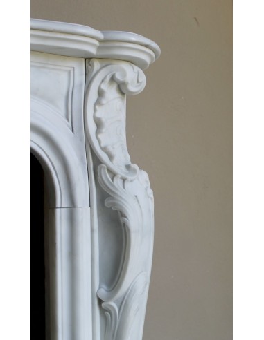 Elegantissimo camino barocco "Boucles de mer" scolpito in marmo bianco Calacatta Statuario, con leggerissime venature.
