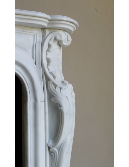 Elegantissimo camino barocco "Boucles de mer" scolpito in marmo bianco Calacatta Statuario, con leggerissime venature.