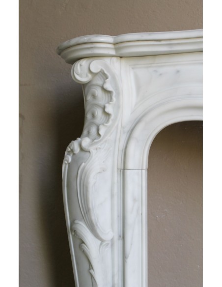 Elegantissimo camino barocco "Boucles de mer" scolpito in marmo bianco Calacatta Statuario, con leggerissime venature.