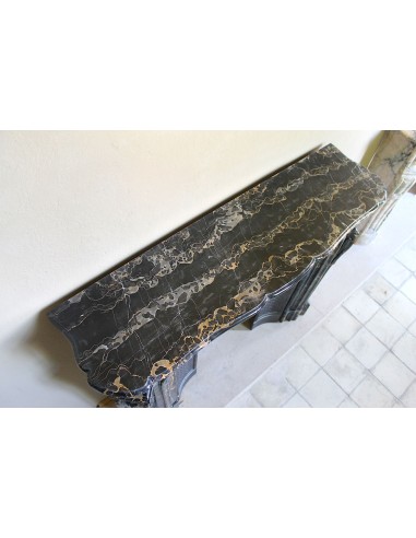 Eccezionale camino Luigi XV "Cuore" di grandi dimensioni scolpito in marmo Nero Portoro Gold con controcuore in ghisa artistica.