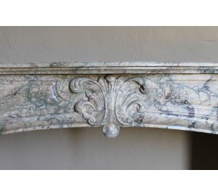 Camino antico barocco "Amélioré" in marmo Calacatta Gold dallo stile molto originale e ricercato. 2
