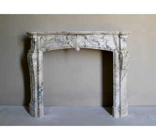 Camino antico barocco "Amélioré" in marmo Calacatta Gold dallo stile molto originale e ricercato.