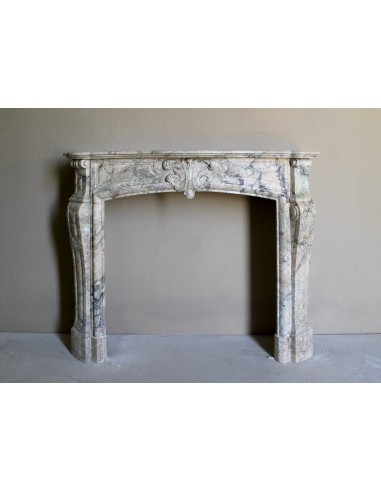 Camino antico barocco "Amélioré" in marmo Calacatta Gold dallo stile molto originale e ricercato.