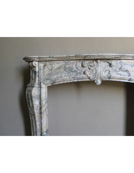 Camino antico barocco "Amélioré" in marmo Calacatta Gold dallo stile molto originale e ricercato.