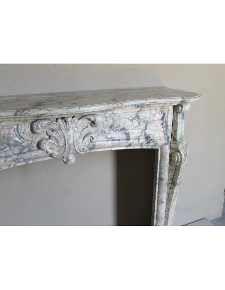 Camino antico barocco "Amélioré" in marmo Calacatta Gold dallo stile molto originale e ricercato.