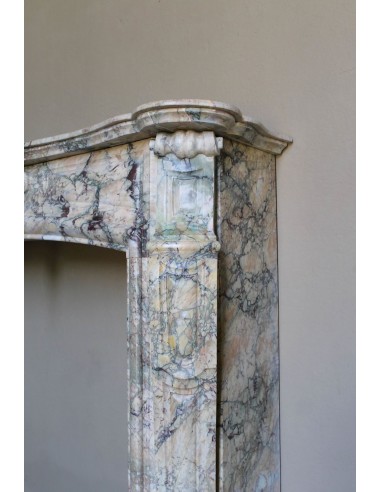 Camino antico barocco "Amélioré" in marmo Calacatta Gold dallo stile molto originale e ricercato.