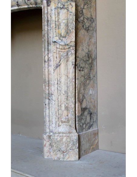 Camino antico barocco "Amélioré" in marmo Calacatta Gold dallo stile molto originale e ricercato.