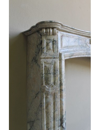 Camino antico barocco "Amélioré" in marmo Calacatta Gold dallo stile molto originale e ricercato.