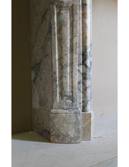 Camino antico barocco "Amélioré" in marmo Calacatta Gold dallo stile molto originale e ricercato.