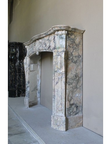 Camino antico barocco "Amélioré" in marmo Calacatta Gold dallo stile molto originale e ricercato.