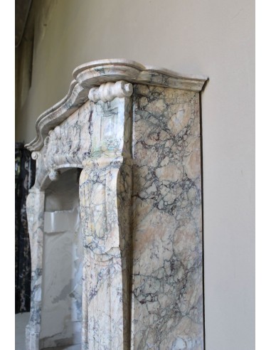 Camino antico barocco "Amélioré" in marmo Calacatta Gold dallo stile molto originale e ricercato.