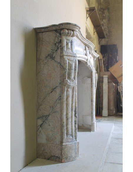 Camino antico barocco "Amélioré" in marmo Calacatta Gold dallo stile molto originale e ricercato.