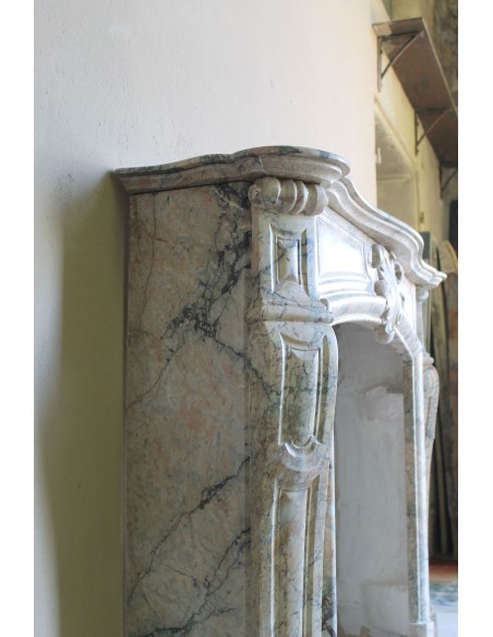 Camino antico barocco "Amélioré" in marmo Calacatta Gold dallo stile molto originale e ricercato.