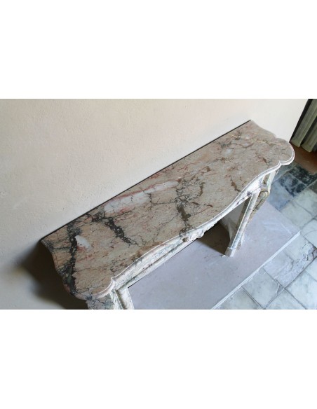 Camino antico barocco "Amélioré" in marmo Calacatta Gold dallo stile molto originale e ricercato.