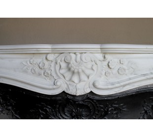 Importante camino barocco in marmo Bianco Statuario con decori floreali e sculture a conchiglia, con controcuore in ghisa. 2