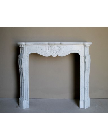 Camino antico barocco in marmo Bianco Carrara arricchito dalla scultura di una conchiglia al centro e riccioli sui capitelli.