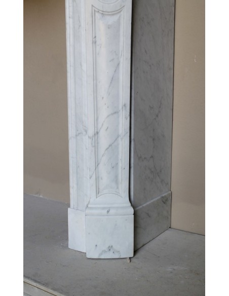 Camino antico barocco in marmo Bianco Carrara arricchito dalla scultura di una conchiglia al centro e riccioli sui capitelli.