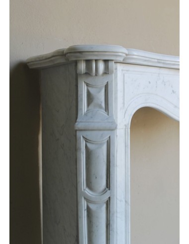Camino antico barocco in marmo Bianco Carrara arricchito dalla scultura di una conchiglia al centro e riccioli sui capitelli.