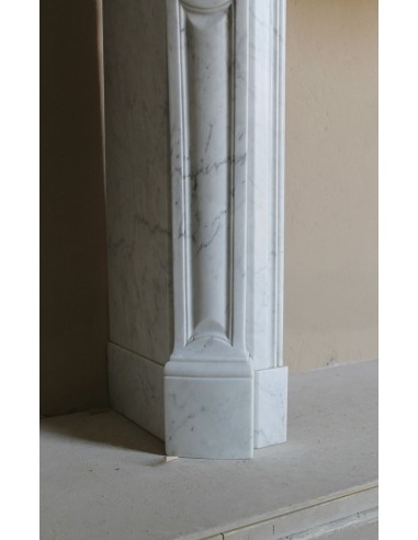 Camino antico barocco in marmo Bianco Carrara arricchito dalla scultura di una conchiglia al centro e riccioli sui capitelli.